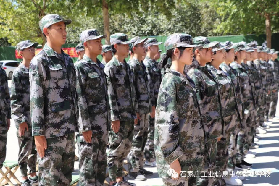 直击军训汇演，谱写华美人生！